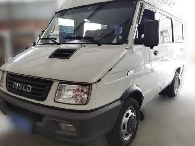 Iveco Daily 2020 2.5T A35 Passenger Van Single-Tire Mid-Roof Design 5-9 Seats China V Emission Standard