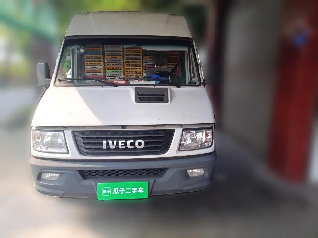 Iveco Daily 2020 2.5T A40 Passenger Van Dual Tires Mid-Roof Design 5-9 Seats China VI Emission Standard — миниатюра 2