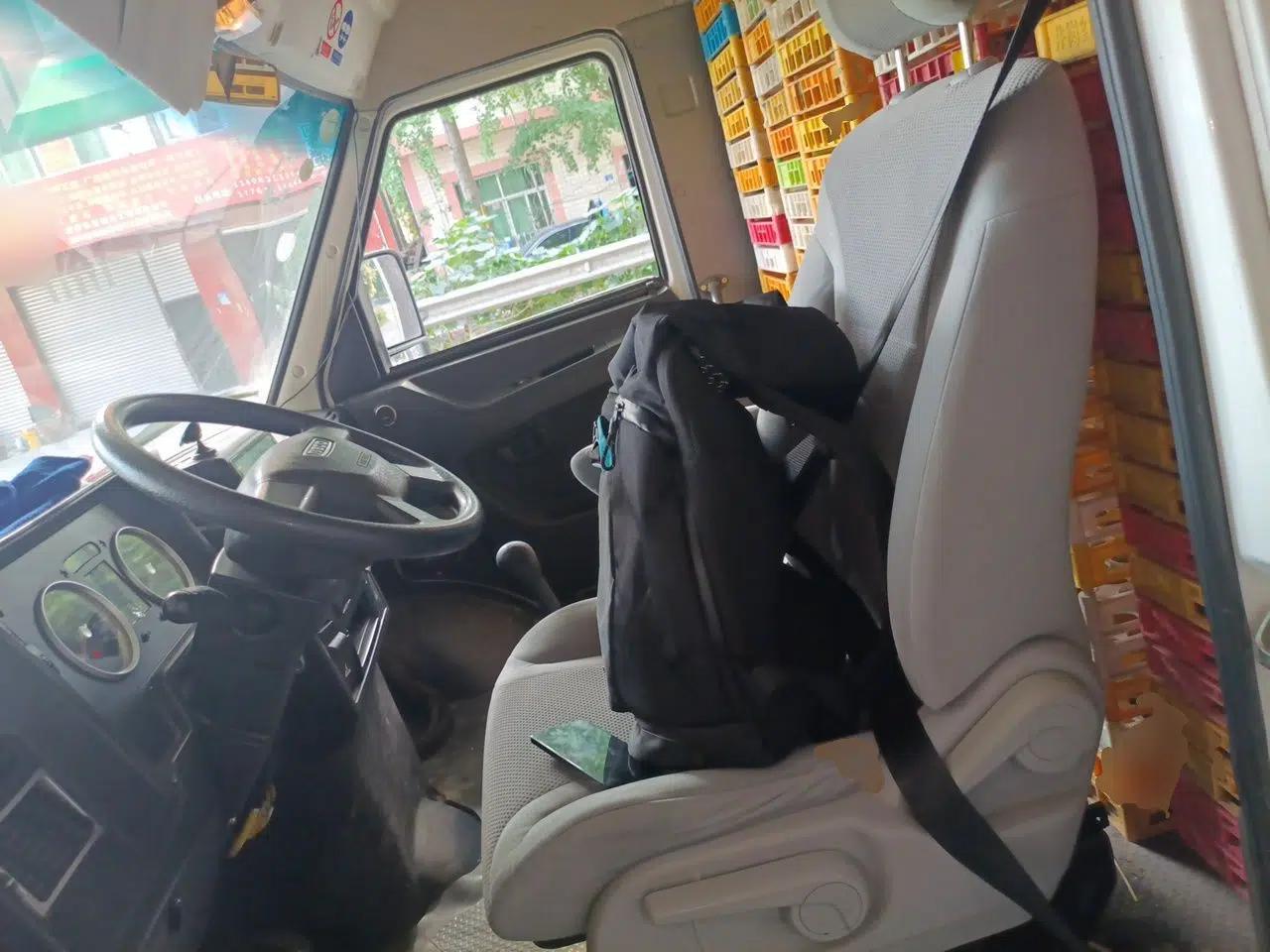Iveco Daily 2020 2.5T A40 Passenger Van Dual Tires Mid-Roof Design 5-9 Seats China VI Emission Standard — миниатюра 15