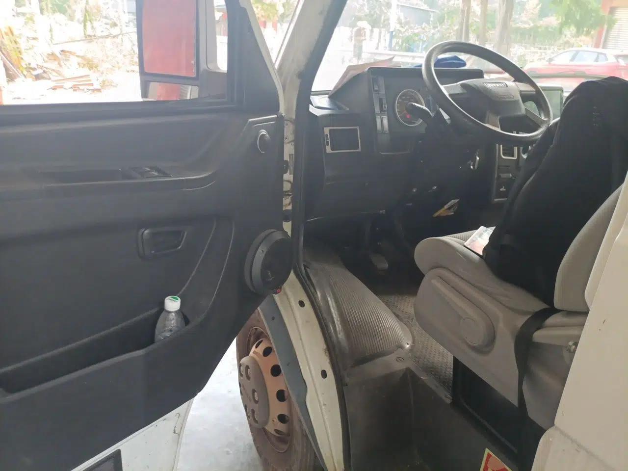 Iveco Daily 2020 2.5T A40 Passenger Van Dual Tires Mid-Roof Design 5-9 Seats China VI Emission Standard — миниатюра 16