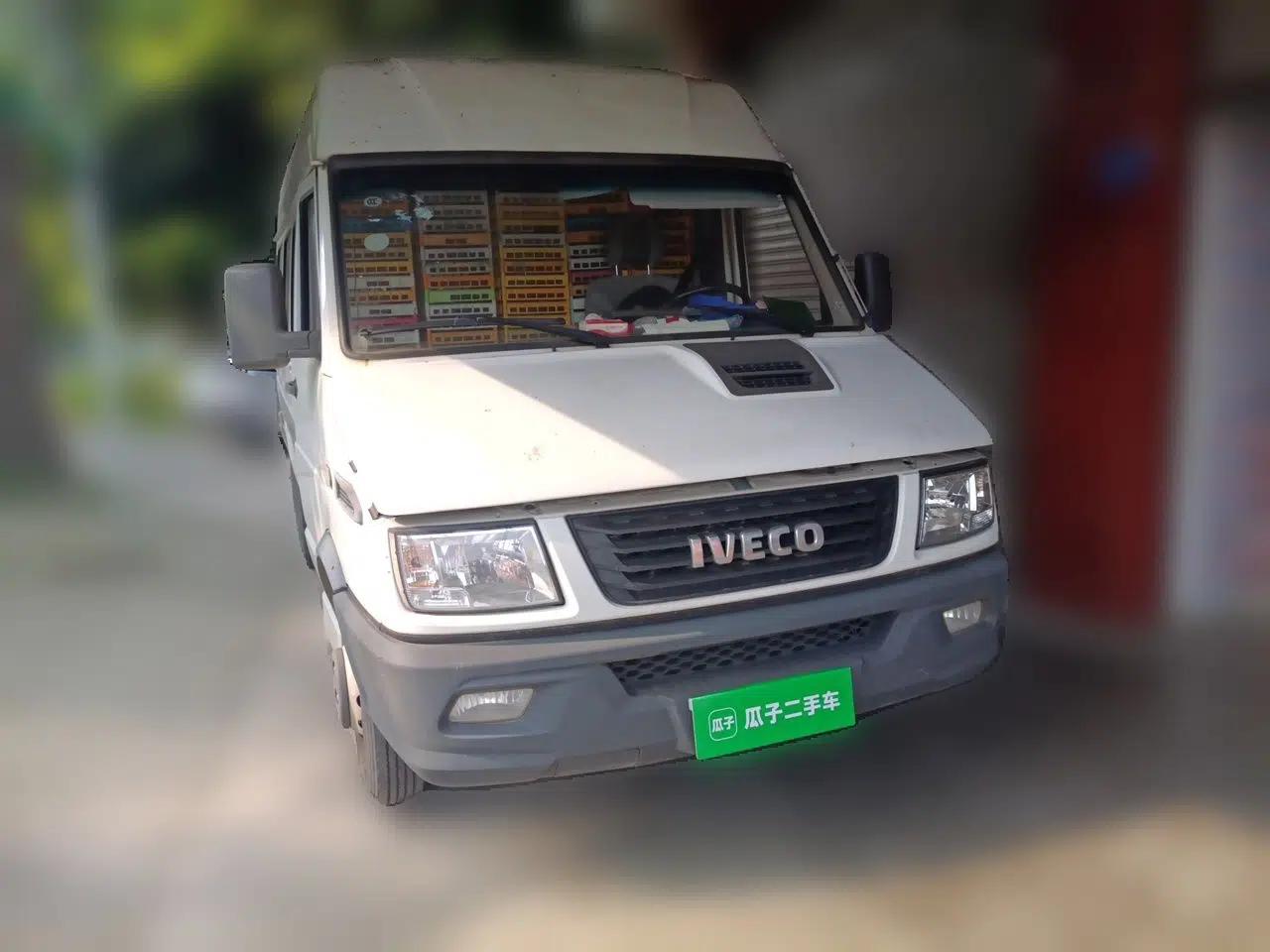Iveco Daily 2020 2.5T A40 Passenger Van Dual Tires Mid-Roof Design 5-9 Seats China VI Emission Standard — миниатюра 3