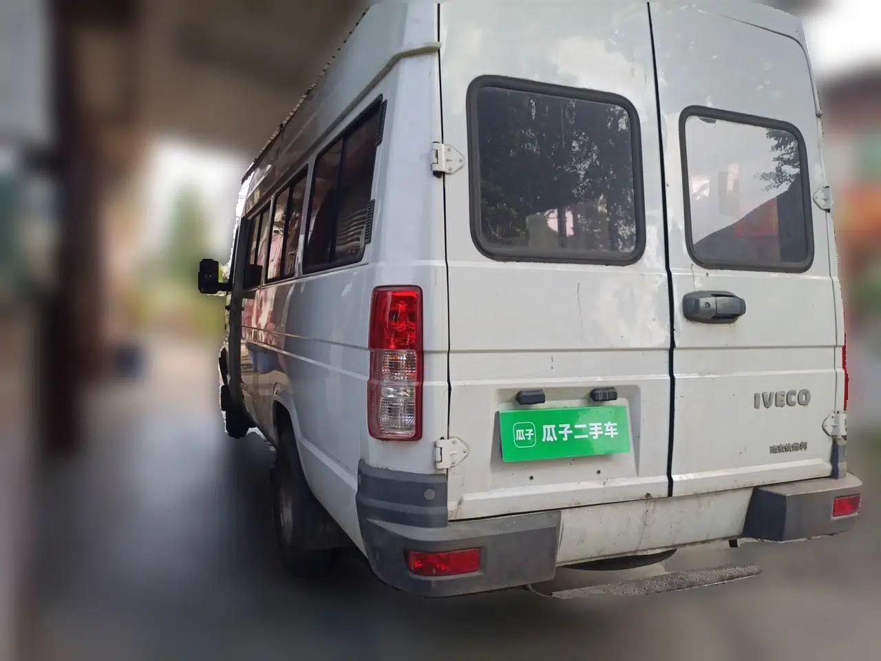 Iveco Daily 2020 2.5T A40 Passenger Van Dual Tires Mid-Roof Design 5-9 Seats China VI Emission Standard — миниатюра 4