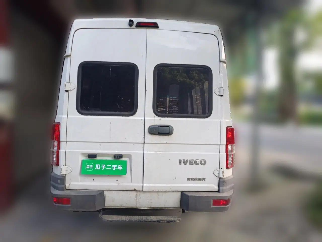 Iveco Daily 2020 2.5T A40 Passenger Van Dual Tires Mid-Roof Design 5-9 Seats China VI Emission Standard — миниатюра 5