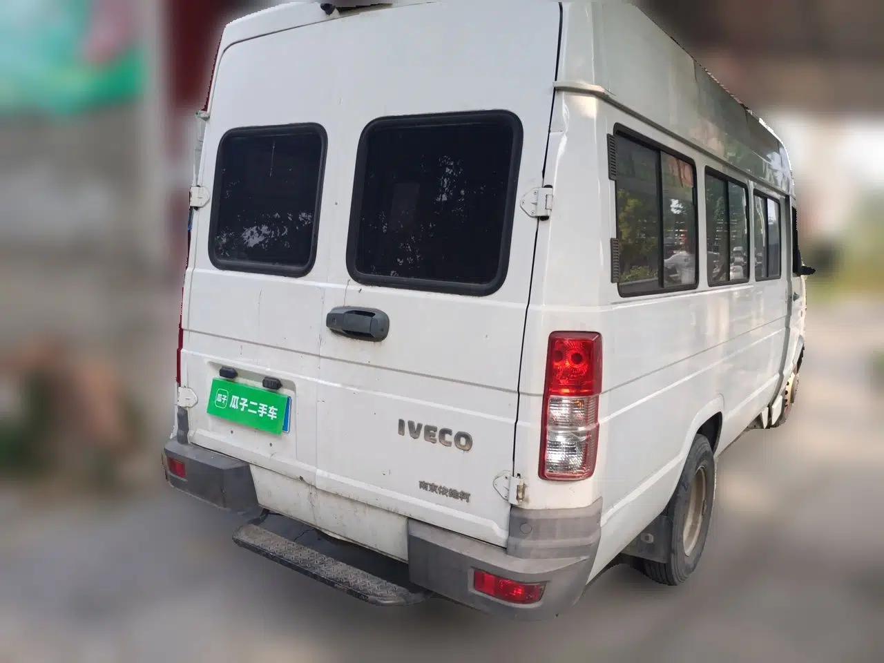 Iveco Daily 2020 2.5T A40 Passenger Van Dual Tires Mid-Roof Design 5-9 Seats China VI Emission Standard — миниатюра 6