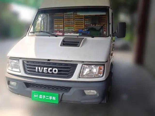 Iveco Daily 2020 2.5T A40 Passenger Van Dual Tires Mid-Roof Design 5-9 Seats China VI Emission Standard