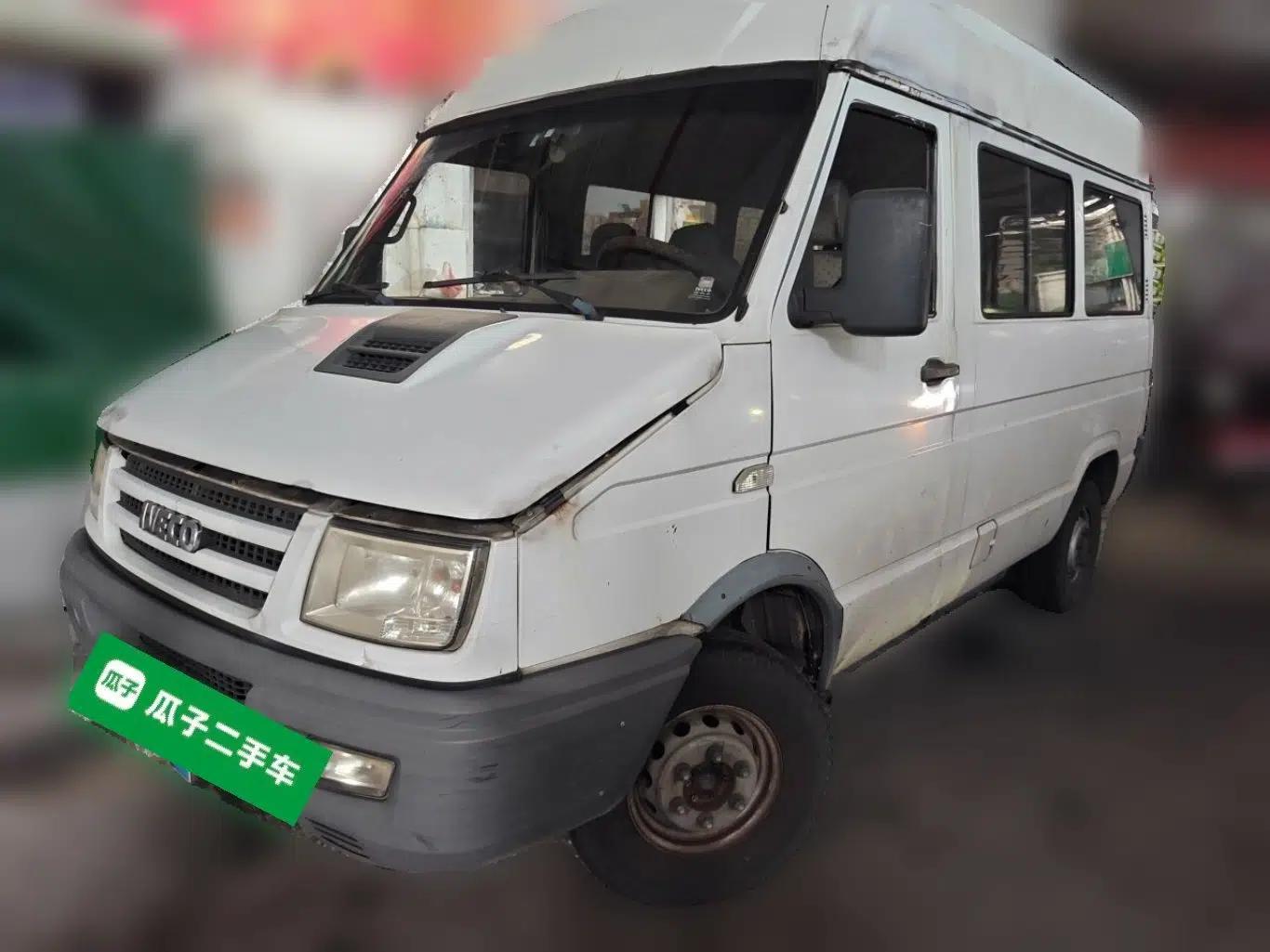 Iveco Daily 2012 2.5T-A35 Logistics Version 1 Mid-Roof — миниатюра 1