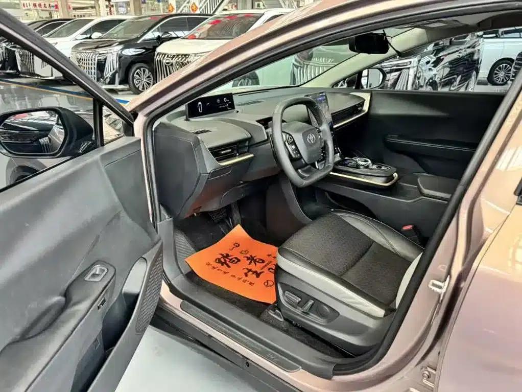 Toyota bZ3 2023 model, 616km long range Premium — миниатюра 6