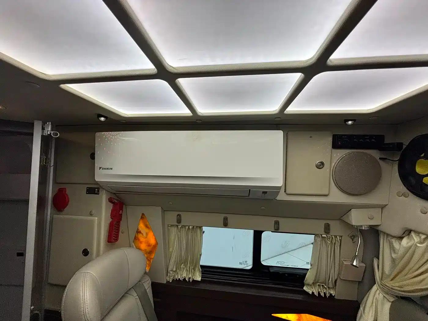 Ford Transit 2019 2.0T Gasoline Automatic Commercial Travel Model, Mid-Wheelbase, Mid-Roof, 7 Seats, China VI Emission Standard — миниатюра 14