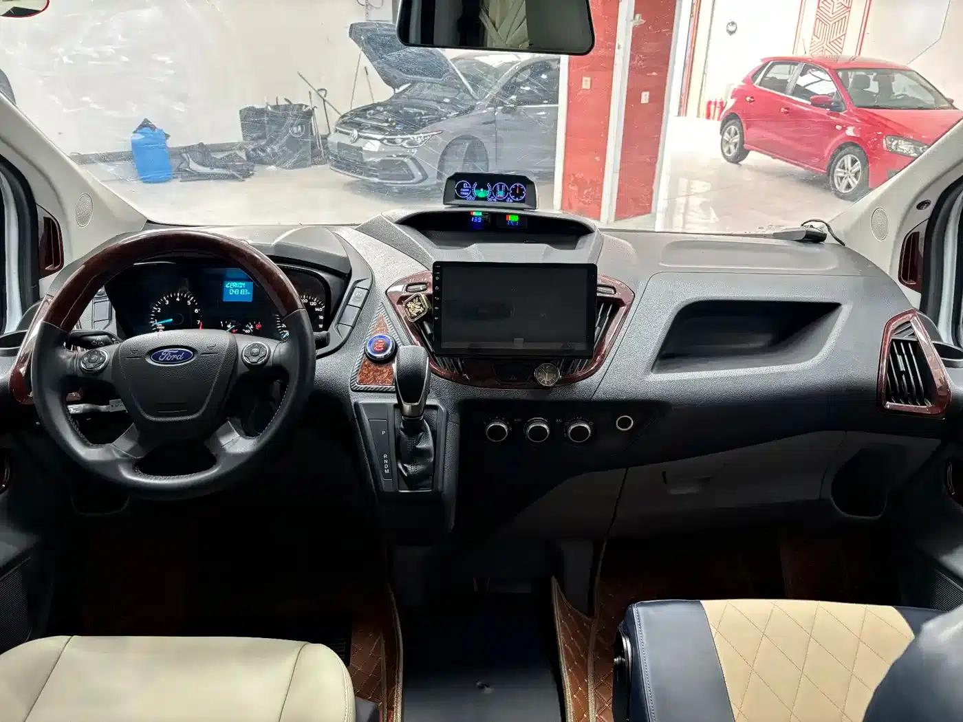 Ford Transit 2019 2.0T Gasoline Automatic Commercial Travel Model, Mid-Wheelbase, Mid-Roof, 7 Seats, China VI Emission Standard — миниатюра 9