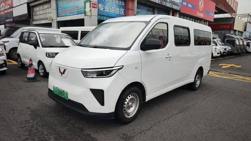 Wuling Yangguang 2024 Model 300km Comfort Bus Version 75kW — миниатюра 1