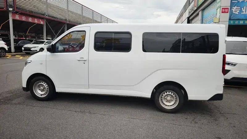 Wuling Yangguang 2024 Model 300km Comfort Bus Version 75kW — миниатюра 4