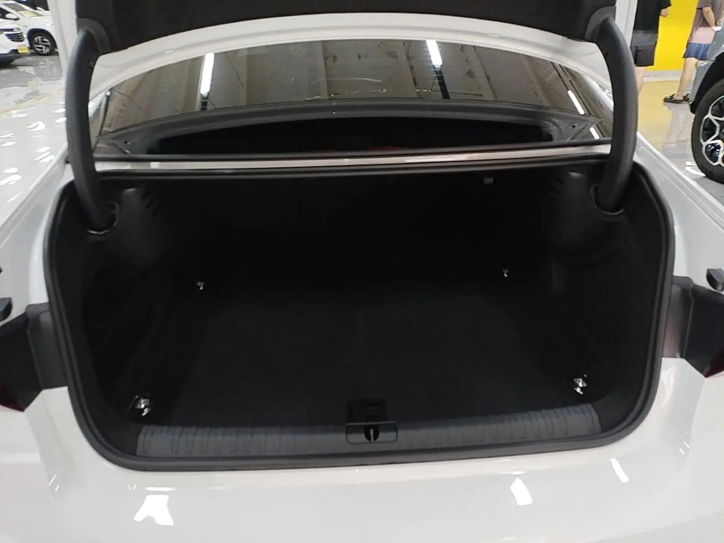 Audi A7L 2024 45TFSI S-line Dream-Building Edition Flow Crystal Package — миниатюра 22