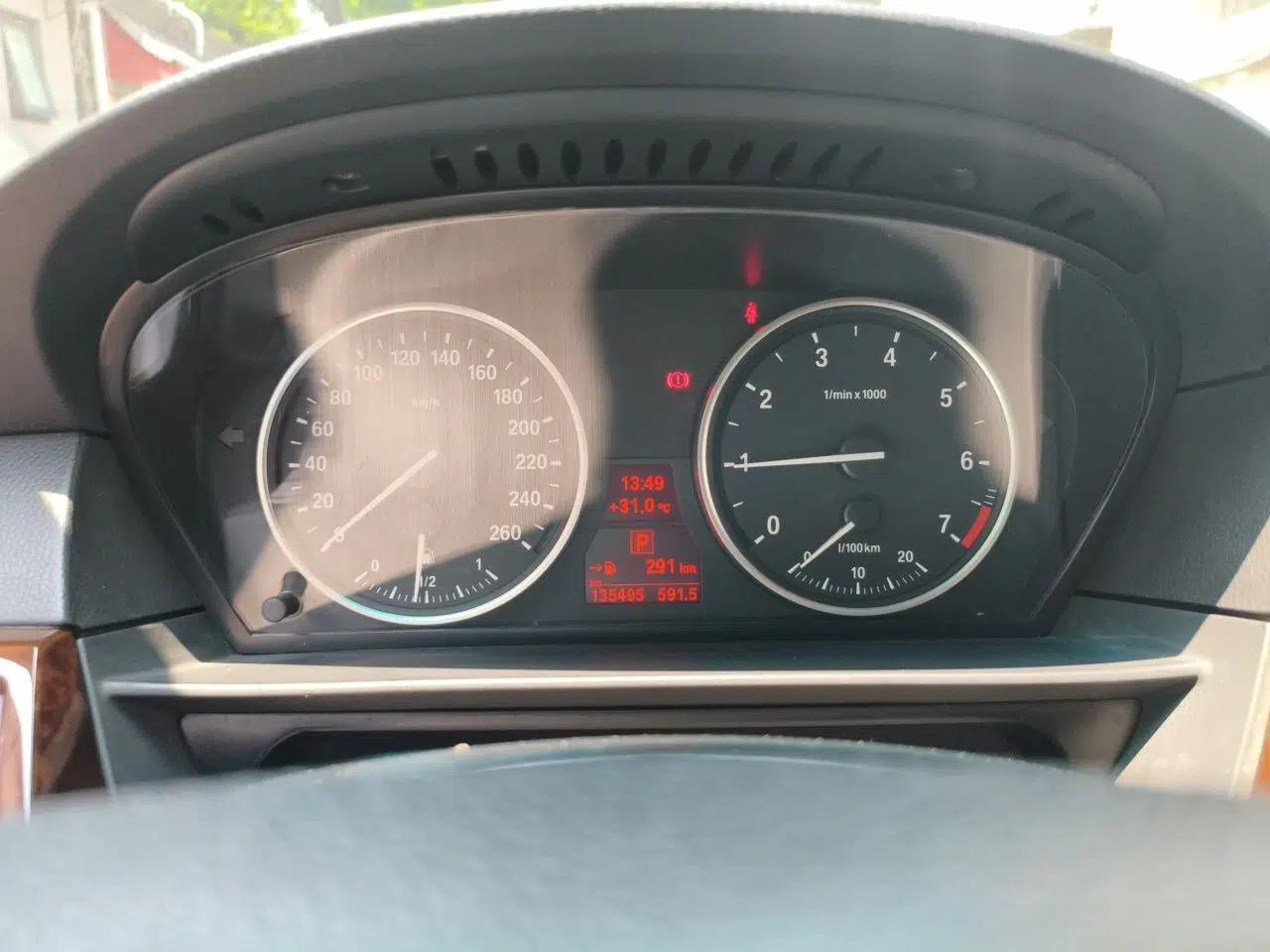 BMW 5 Series 2010 520Li Luxury Model — миниатюра 11