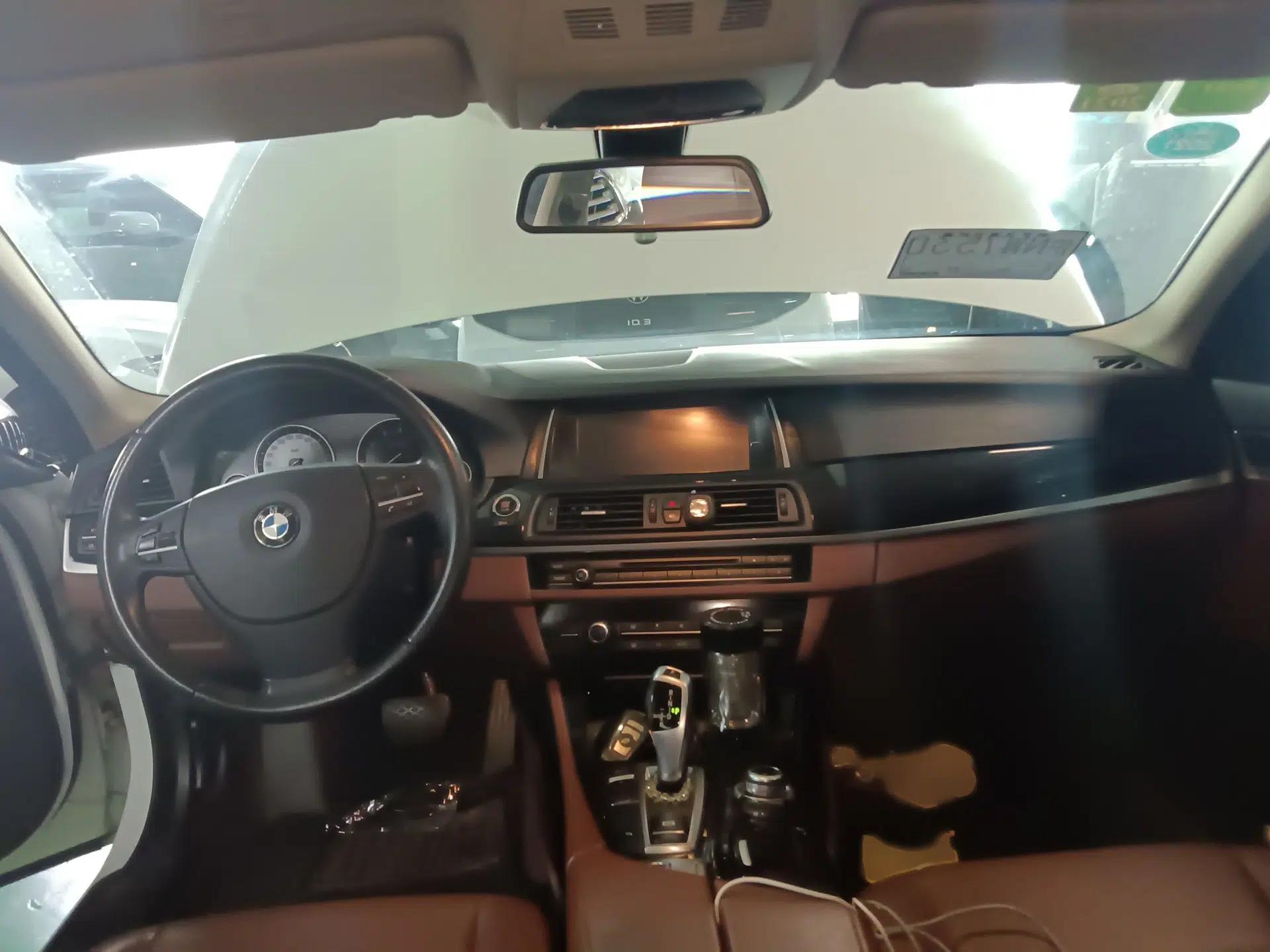 BMW 5 Series 2014 520Li Elegant Model — миниатюра 28