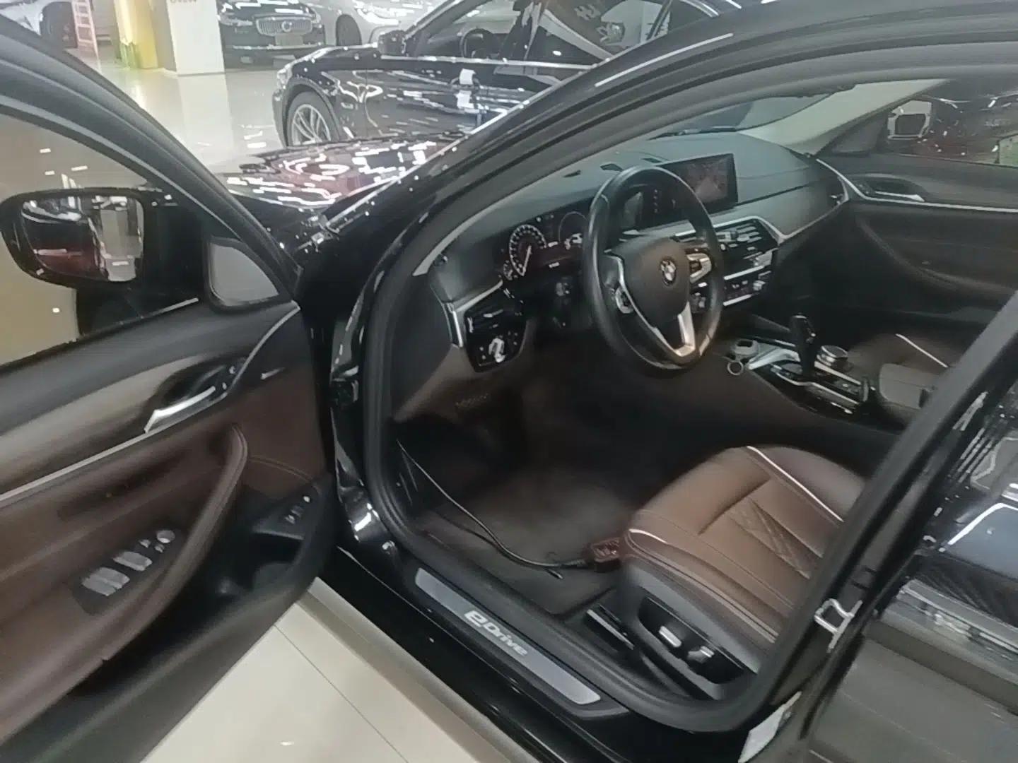 BMW 5 Series New Energy 2019 530Le Luxury Package — миниатюра 18