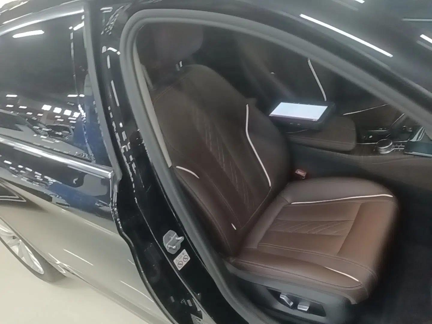 BMW 5 Series New Energy 2019 530Le Luxury Package — миниатюра 19