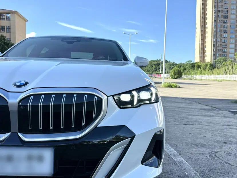 BMW 5 Series 2025 530Li Luxury Edition M Sport Package — миниатюра 11