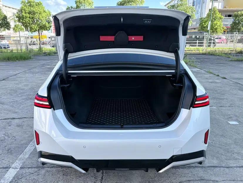 BMW 5 Series 2025 530Li Luxury Edition M Sport Package — миниатюра 17