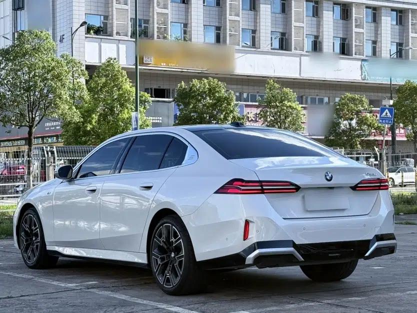 BMW 5 Series 2025 530Li Luxury Edition M Sport Package — миниатюра 6