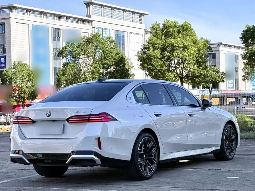 BMW 5 Series 2025 530Li Luxury Edition M Sport Package — миниатюра 8