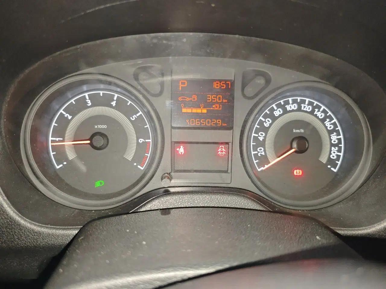 Peugeot 301 2014 1.6L Automatic Comfort Edition — миниатюра 11