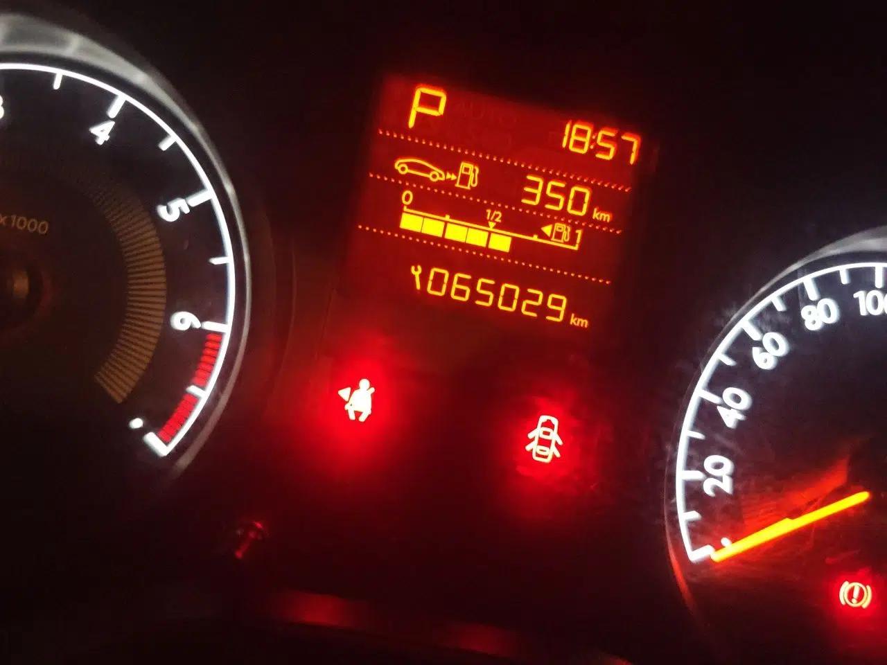 Peugeot 301 2014 1.6L Automatic Comfort Edition — миниатюра 12