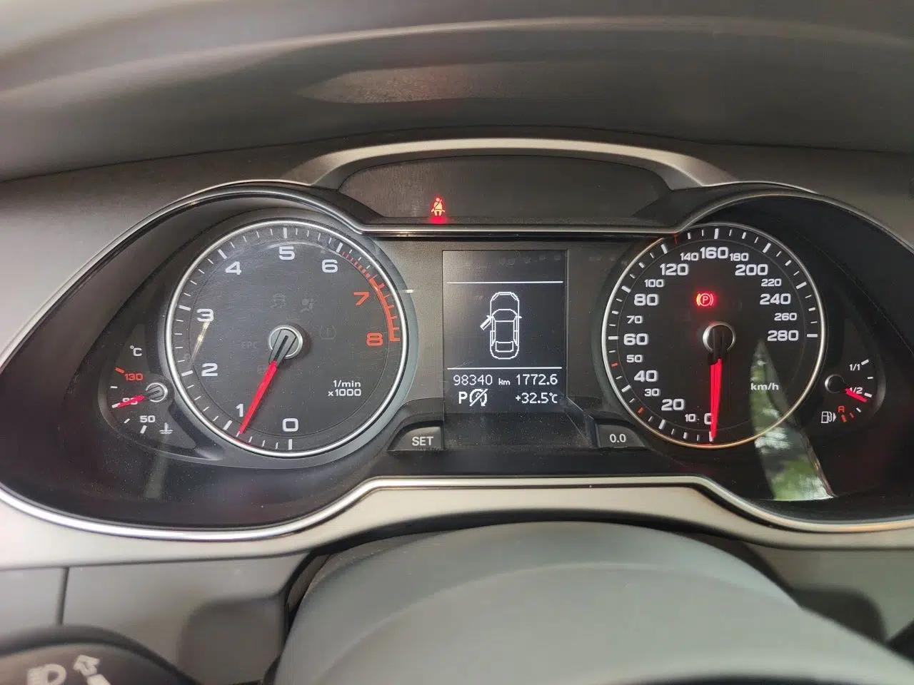 Audi A4L 2016 35 TFSI Collector's Edition Automatic Standard Model — миниатюра 11