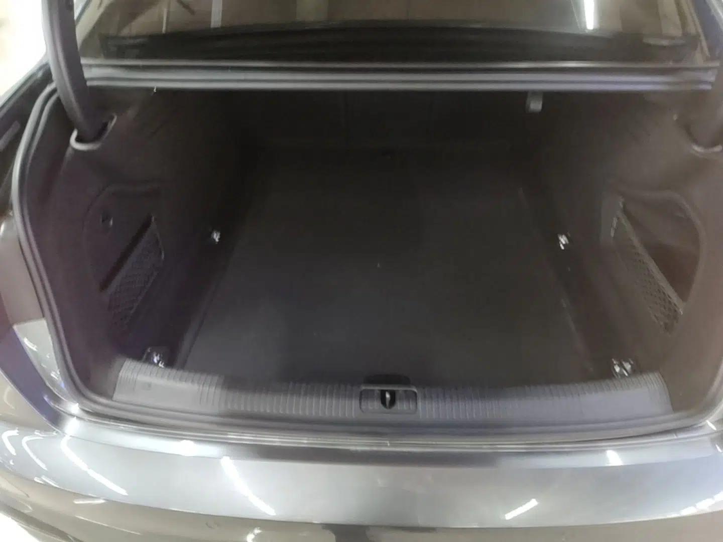 Audi A4L 2022 40 TFSI Luxury Dynamic Model — миниатюра 22