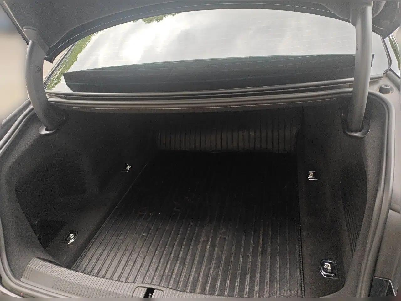 Audi A8 2021 A8L 50 TFSI quattro Comfort Model — миниатюра 19