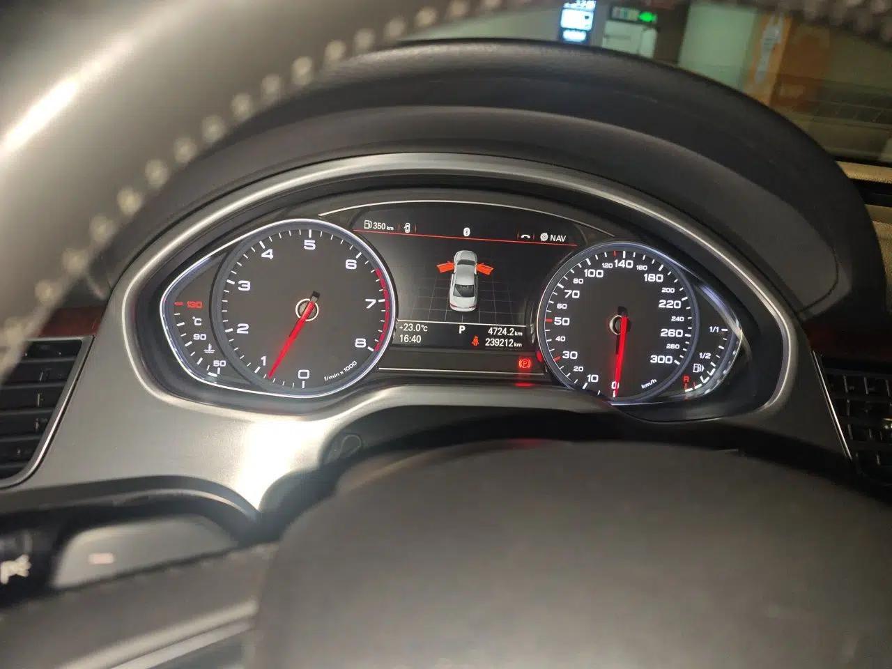 Audi A8 2013 A8L 45 TFSI quattro Comfort model — миниатюра 11