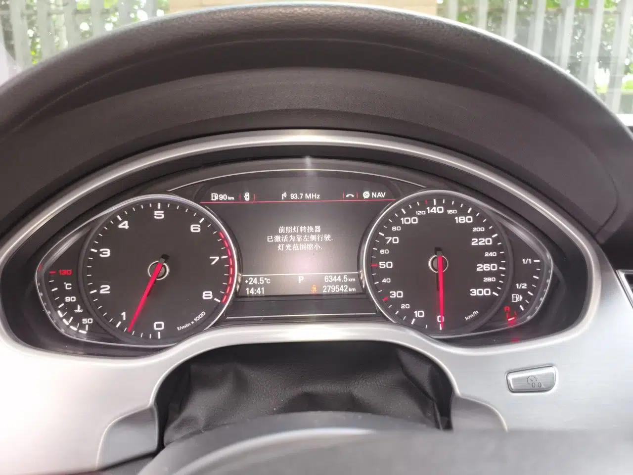 Audi A8 2012 A8L 45 TFSI quattro Comfort model — миниатюра 11