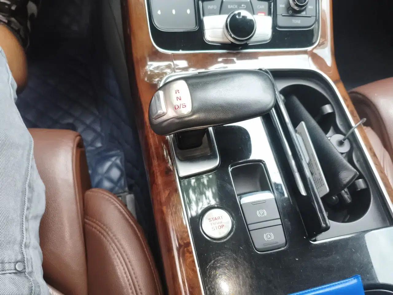 Audi A8 2012 A8L 45 TFSI quattro Comfort model — миниатюра 14