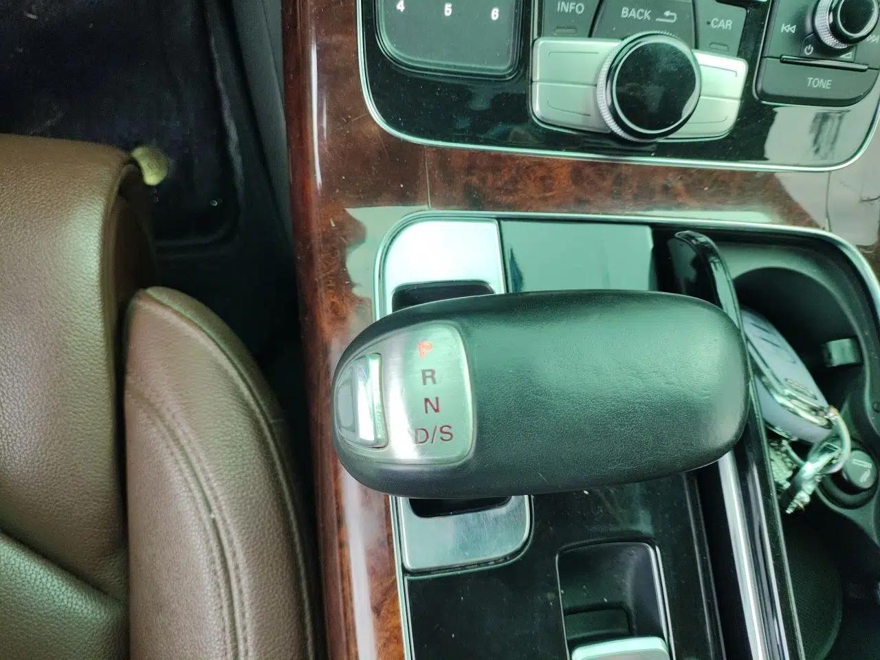 Audi A8 2012 A8L 45 TFSI quattro Comfort model — миниатюра 14