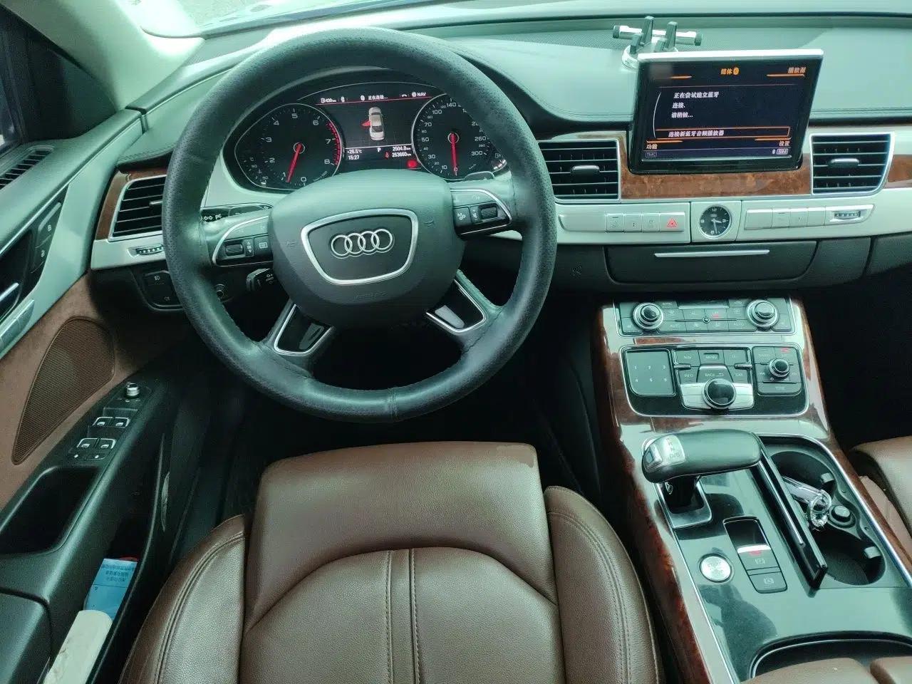Audi A8 2012 A8L 45 TFSI quattro Comfort model — миниатюра 10