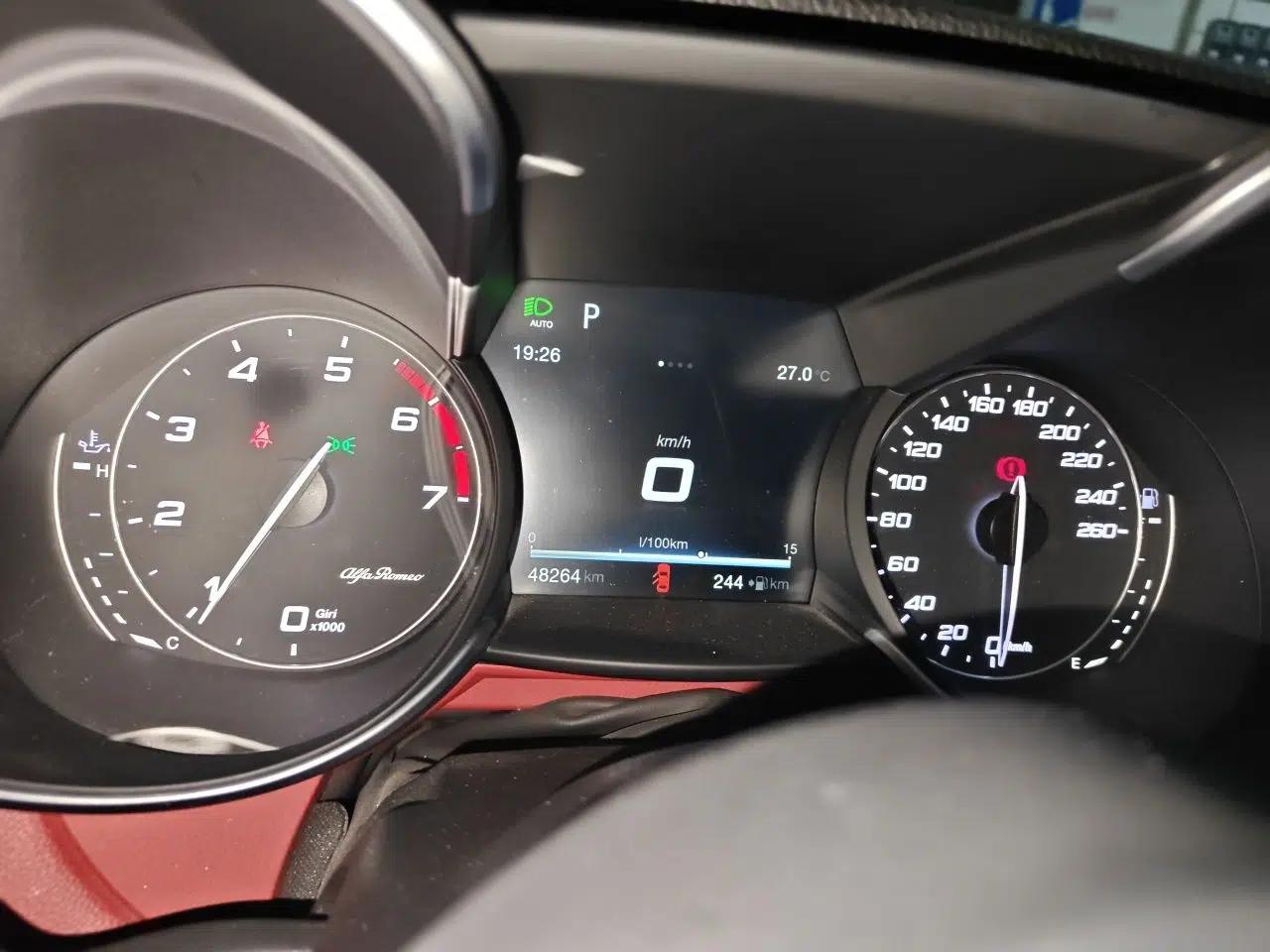 Alfa Romeo Giulia 2017 2.0T 200HP Luxury Edition — миниатюра 11
