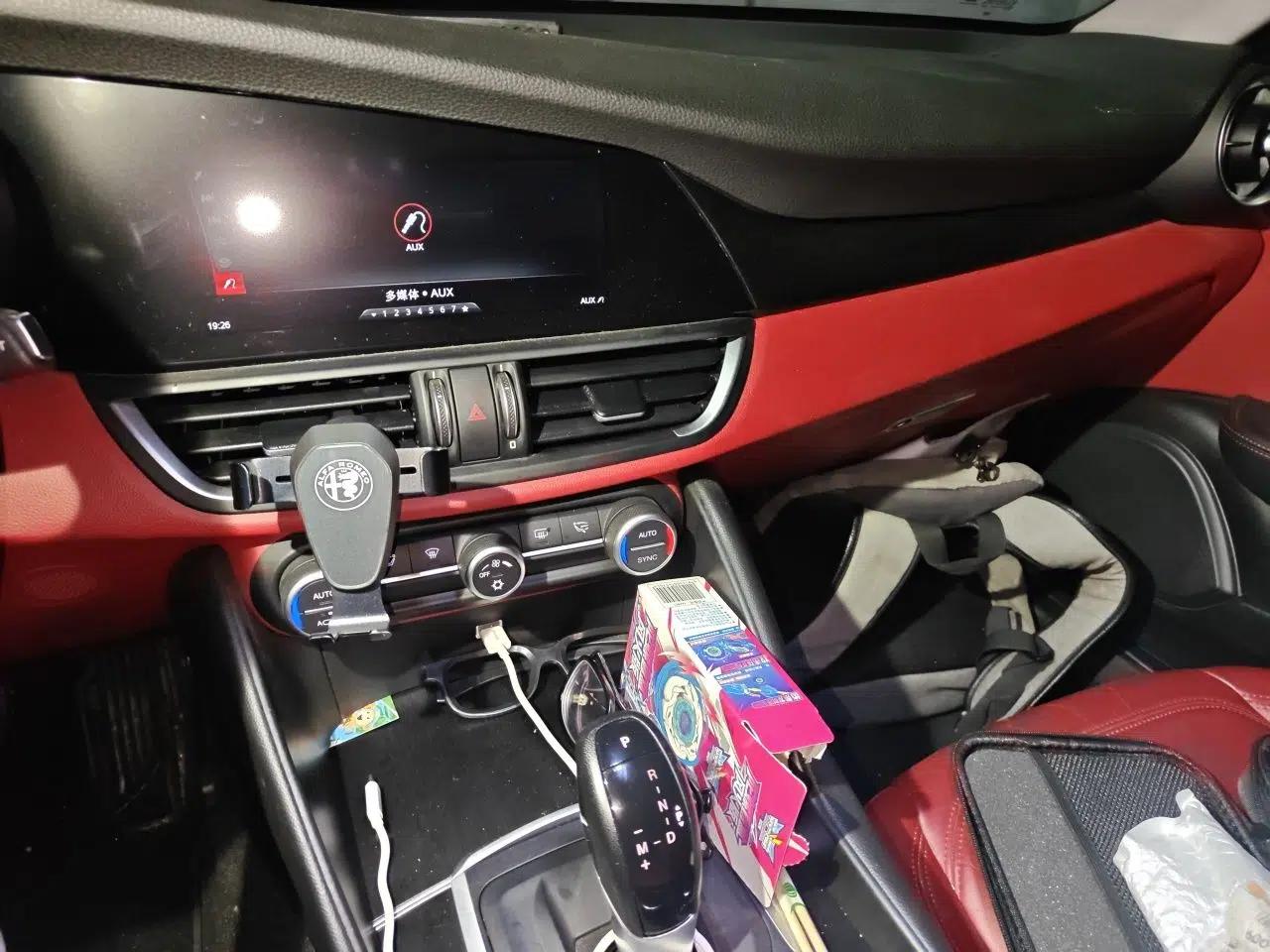 Alfa Romeo Giulia 2017 2.0T 200HP Luxury Edition — миниатюра 13