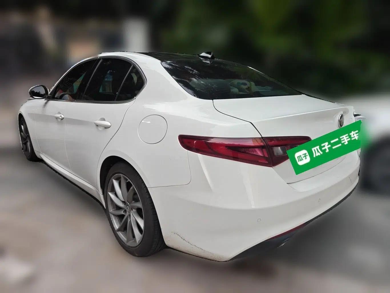Alfa Romeo Giulia 2017 2.0T 200HP Luxury Edition — миниатюра 4