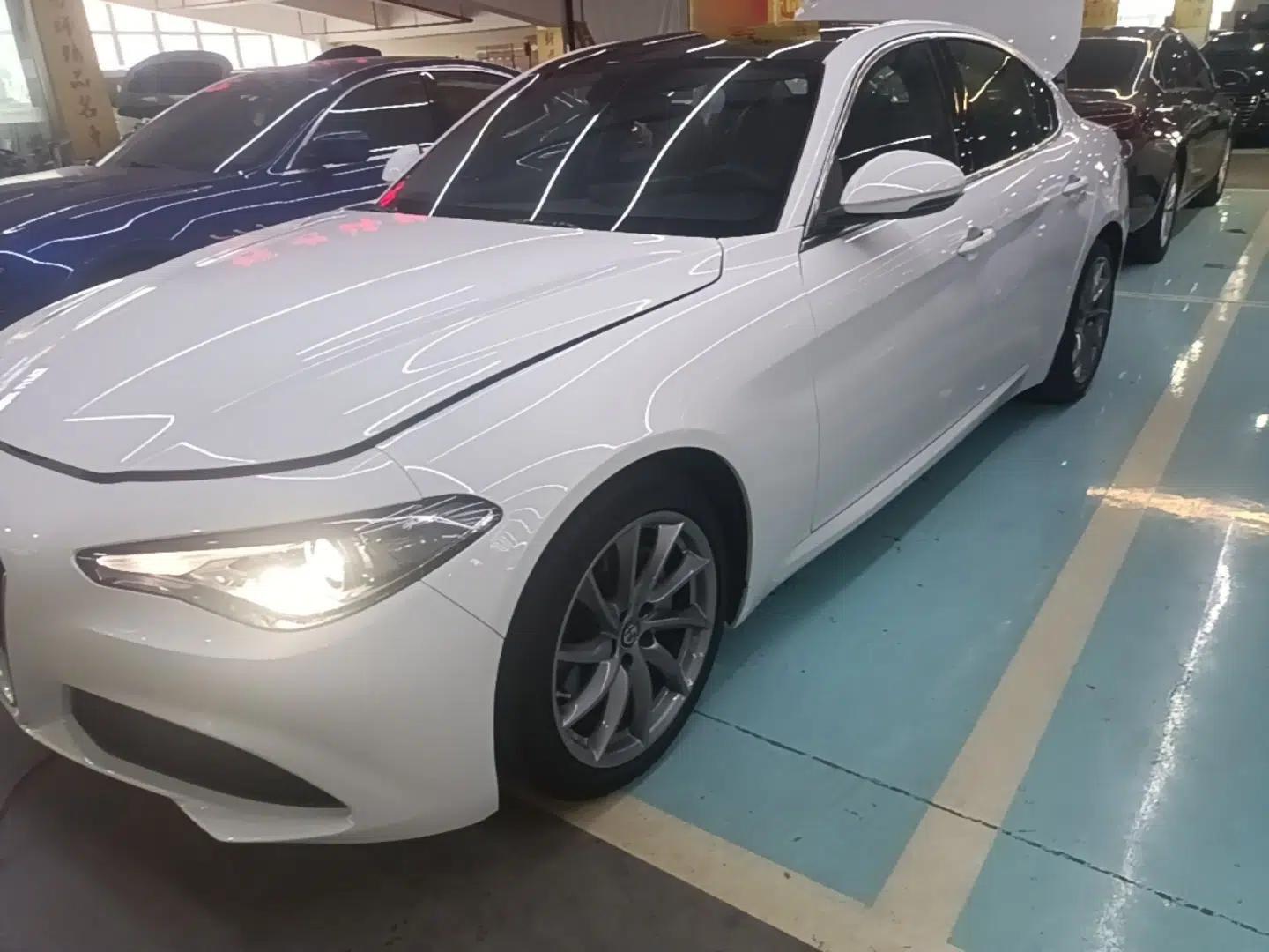 Alfa Romeo Giulia 2017 2.0T 200HP Luxury Edition — миниатюра 1