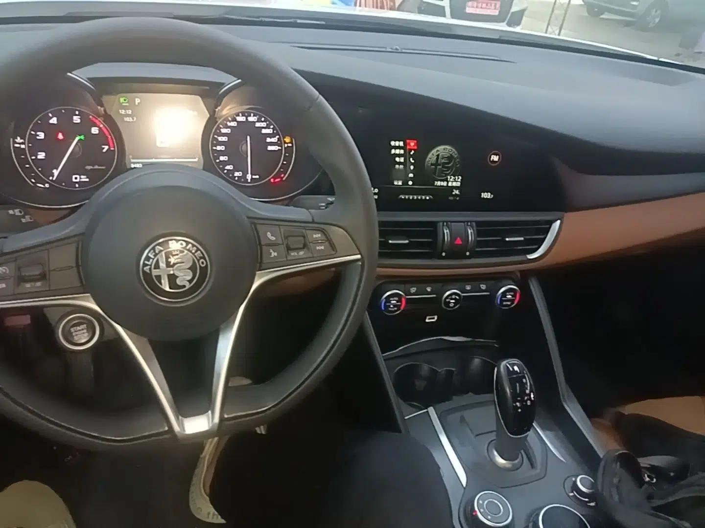 Alfa Romeo Giulia 2017 2.0T 200HP Luxury Edition — миниатюра 12