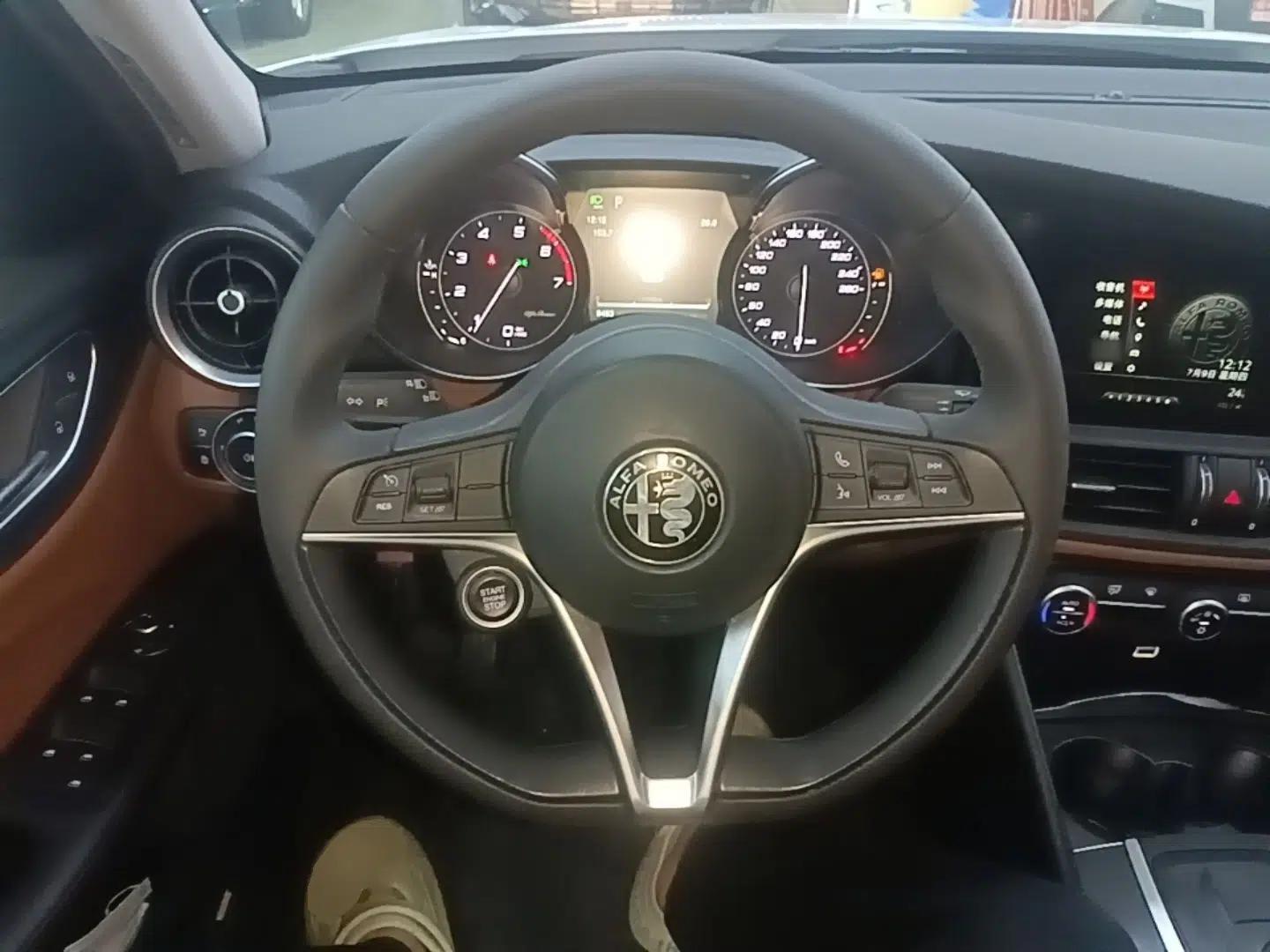 Alfa Romeo Giulia 2017 2.0T 200HP Luxury Edition — миниатюра 13