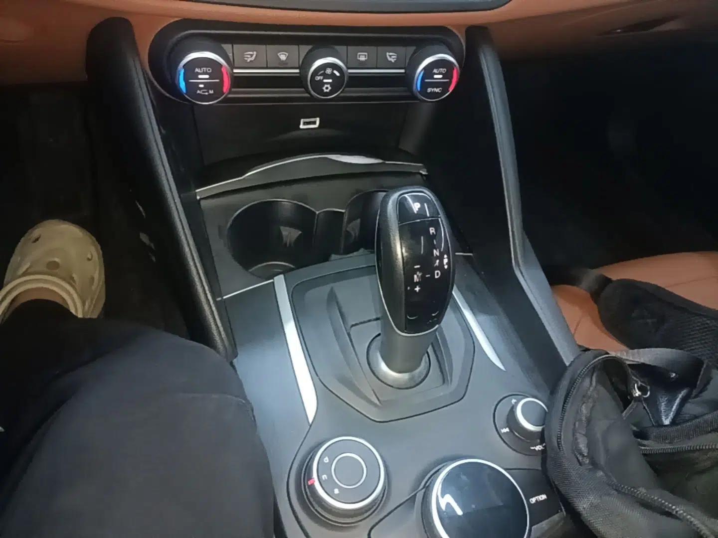 Alfa Romeo Giulia 2017 2.0T 200HP Luxury Edition — миниатюра 16