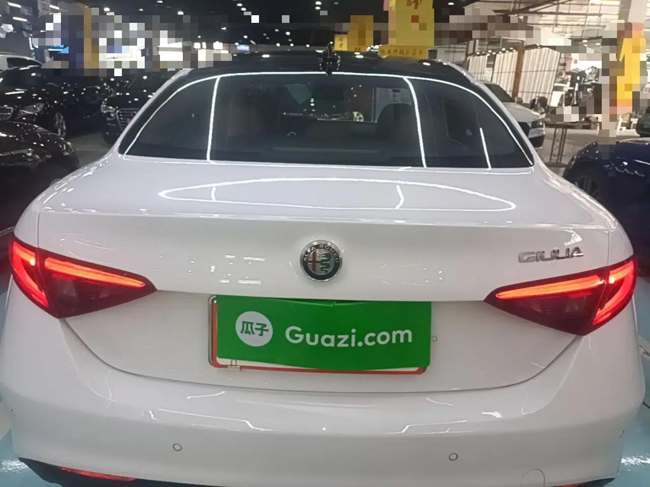 Alfa Romeo Giulia 2017 2.0T 200HP Luxury Edition — миниатюра 5