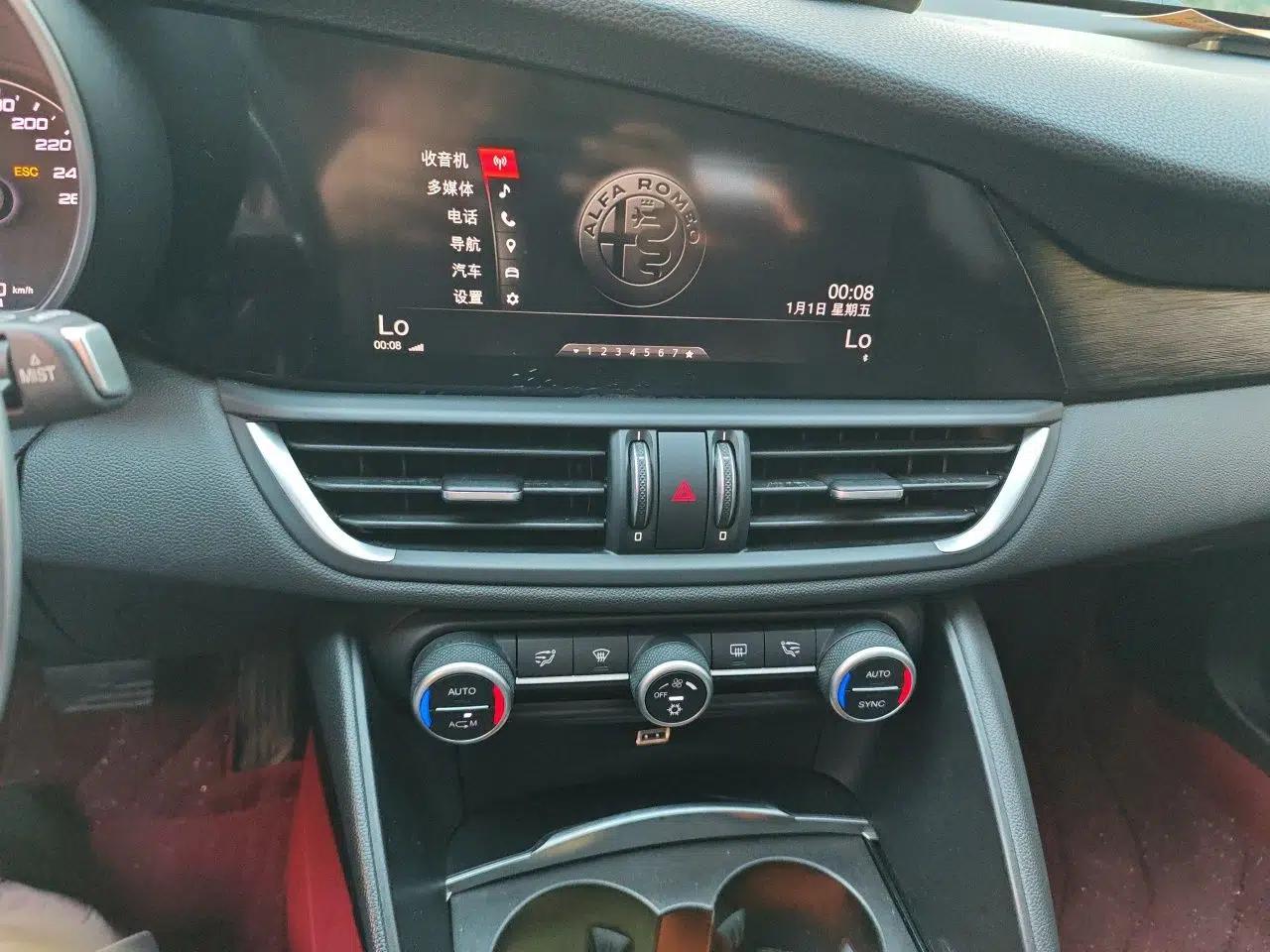 Alfa Romeo Giulia 2017 2.0T 280HP Luxury Edition — миниатюра 13
