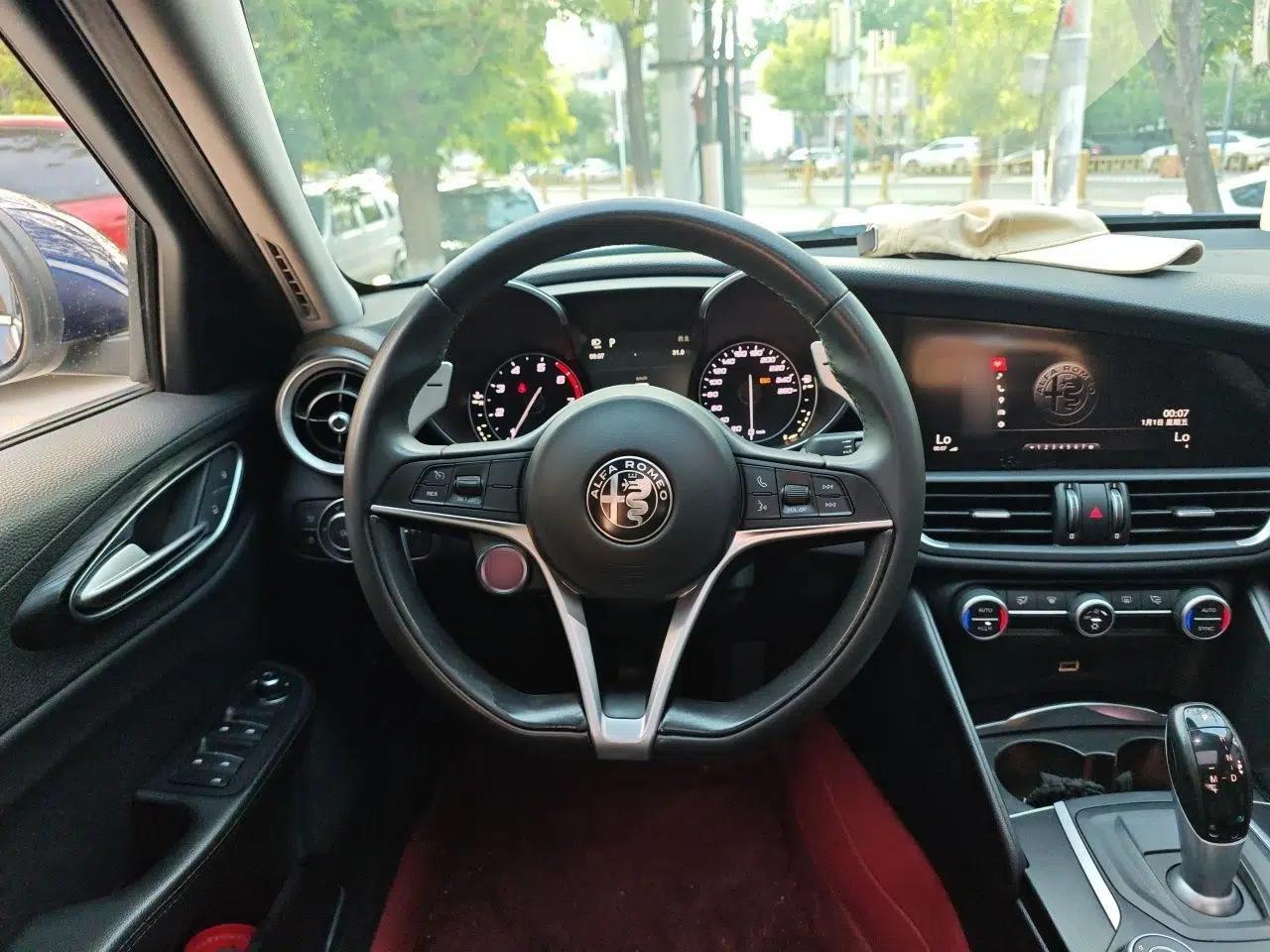 Alfa Romeo Giulia 2017 2.0T 280HP Luxury Edition — миниатюра 10