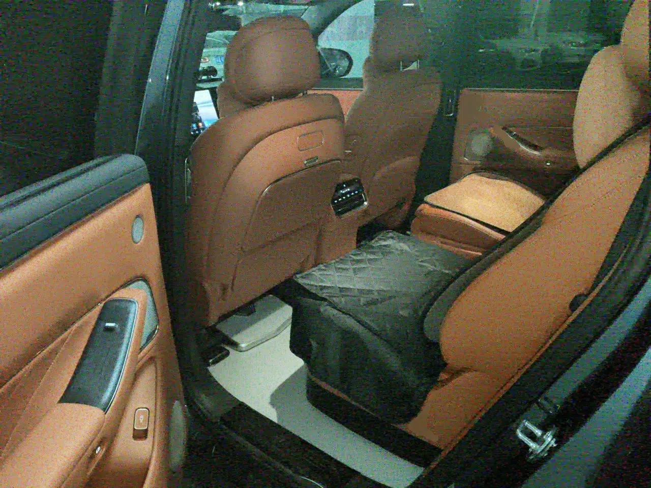 Hima AITO M8 2025 Extended-Range Max+ Version 53.4 kWh 6-Seater Edition — миниатюра 17