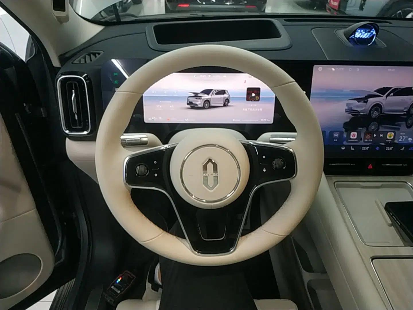 Hima AITO M8 2025 Extended-Range Ultra Version 53.4 kWh 6-Seater Edition — миниатюра 13