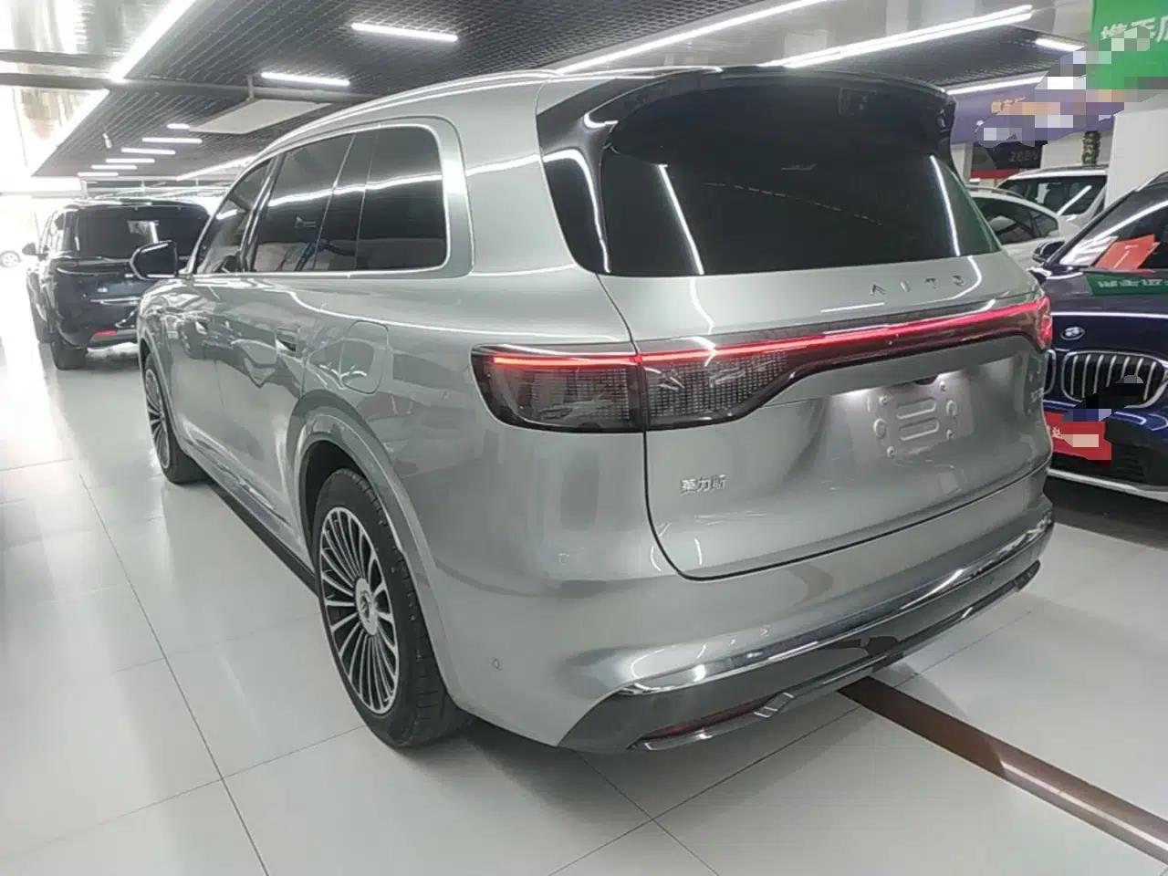 Hima AITO M8 2025 Extended-Range Ultra Version 53.4 kWh 6-Seater Edition — миниатюра 4