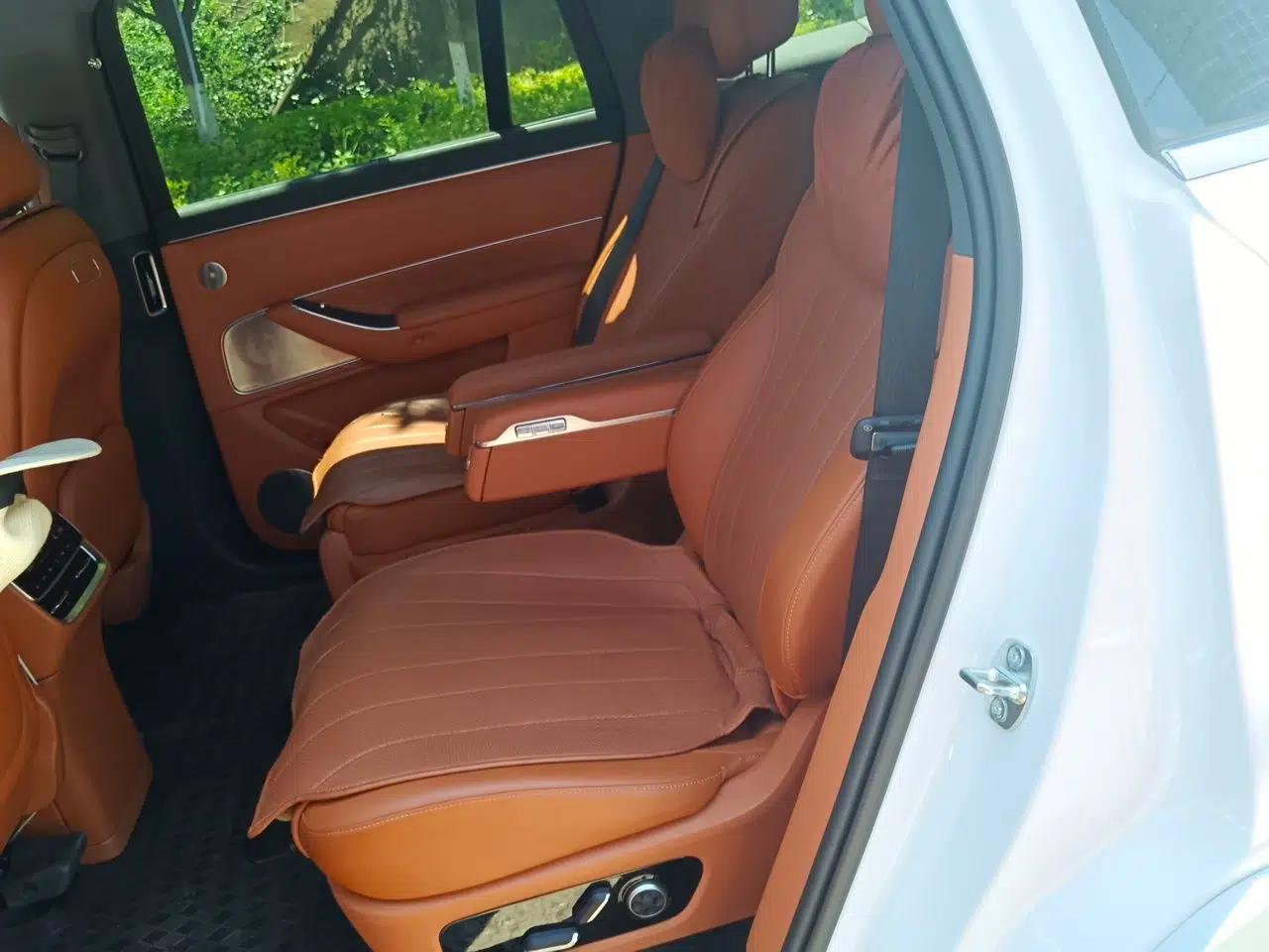 Hima AITO M8 2025 Extended-Range Max+ Version 53.4 kWh 6-Seater Edition — миниатюра 17