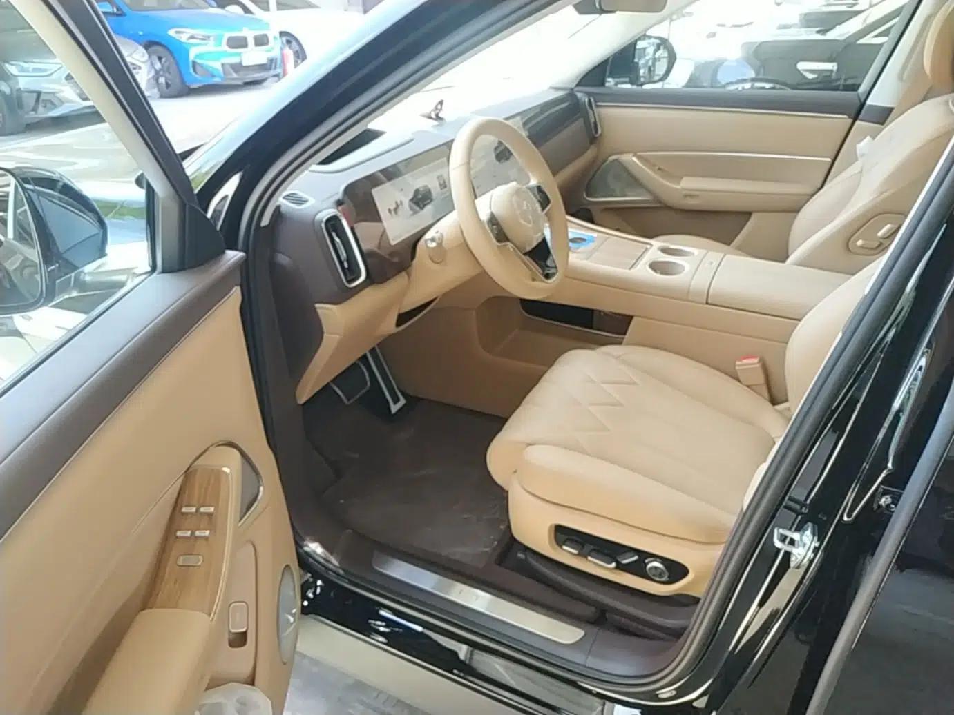 Hima AITO M8 2025 Extended-Range Ultra Version 53.4 kWh 6-Seater Edition — миниатюра 18