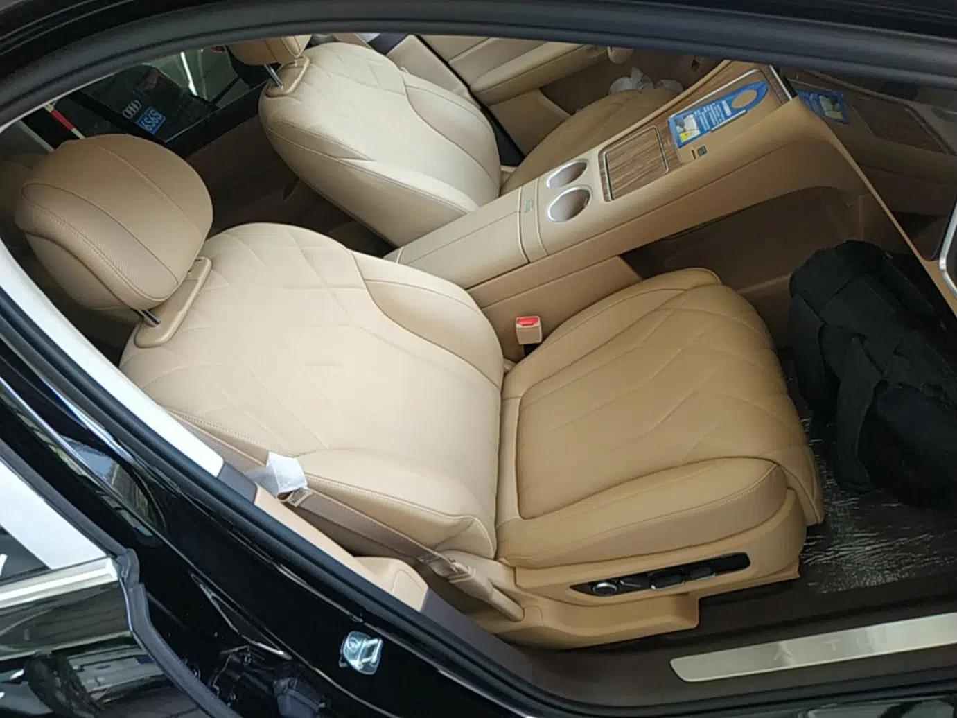 Hima AITO M8 2025 Extended-Range Ultra Version 53.4 kWh 6-Seater Edition — миниатюра 19